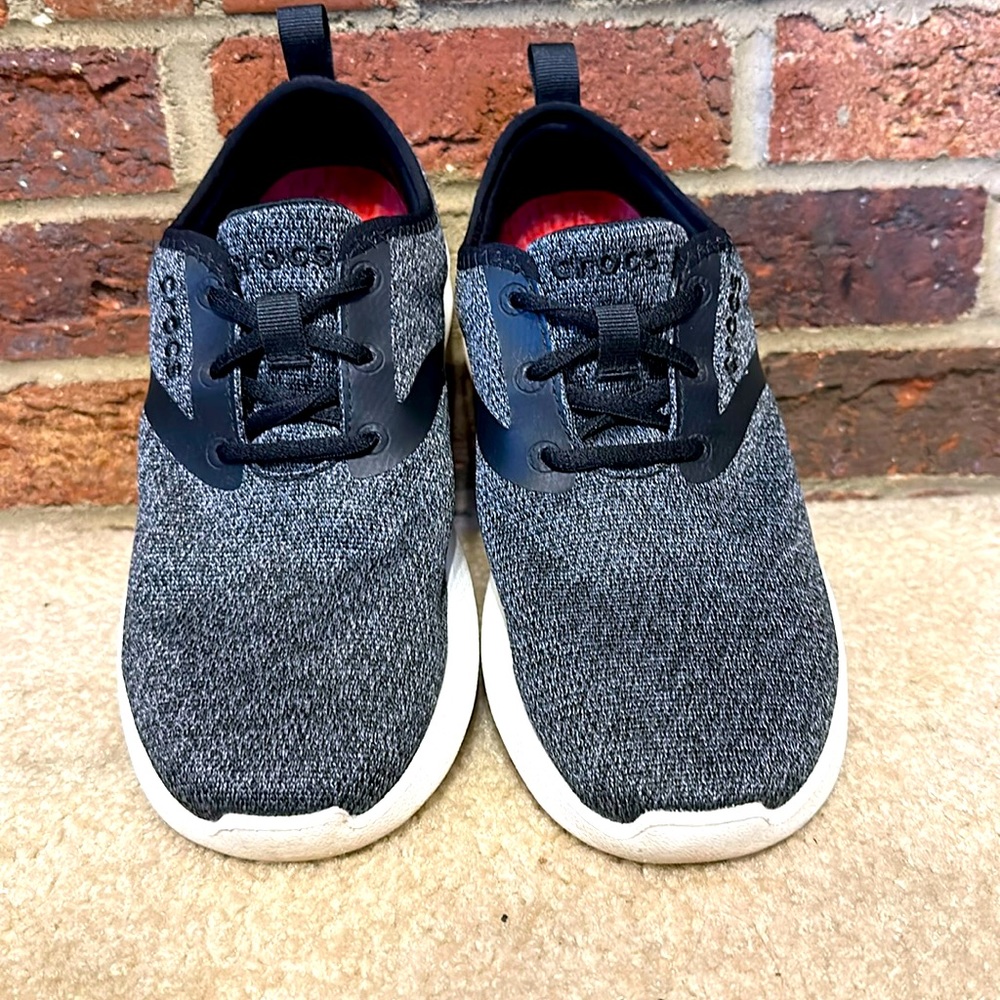 Great condition! Men’s SZ 7/ Women’s SZ 9 Crocs sneakers.